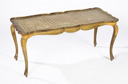 null PETITE TABLE basse rectangulaire en bois peint et doré, le plateau de forme...