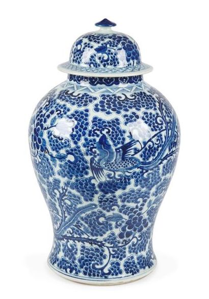 null Chine
Potiche couverte en porcelaine à décor en bleu sous couverte de phoenix...