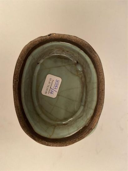 null CHINE 
Vase en porcelaine céladon craquelé 
Haut. 23,5 cm 