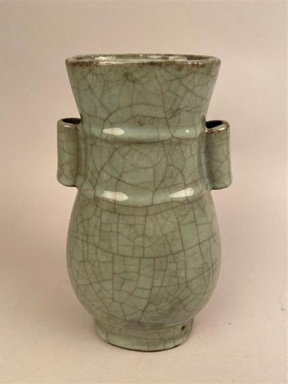 null CHINE 
Vase en porcelaine céladon craquelé 
Haut. 23,5 cm 