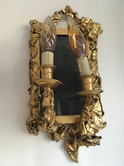 null * SUSPENSION en bronze doré (haut. 42 cm) et paire de miroirs d'applique porte-lumière...