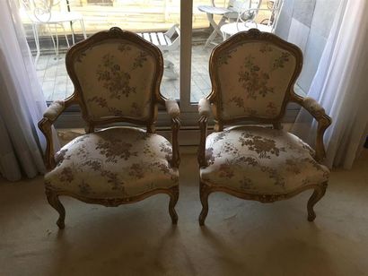 null * Paire de fauteuils en bois doré.
Style Louis XV
Haut. 91 cm 