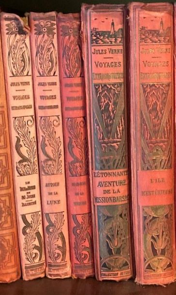 null Jules VERNE, Six volumes, Cartonnage en percaline rouge : 
- L'étonnante aventure...