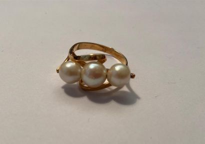 null BAGUE en or à trois perles 
Poids : 4,1 g. 