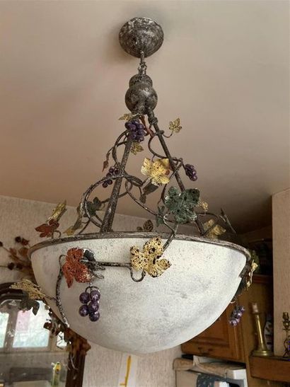 null SUSPENSION en metal laqué à décor de fleurs et globe en verre. 
Haut. 77 cm

On...