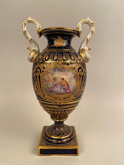 null SEVRES, genre de 
Vase de forme Médicis en porcelaine à décor d'une scène galante...
