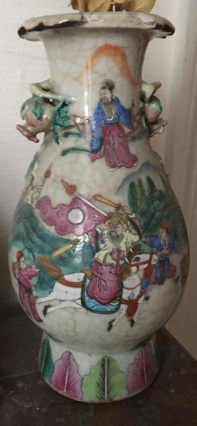 null * CHINE
Vase balustre à décor d'une scène de chasse. 
Haut. 23 cm
Accident....