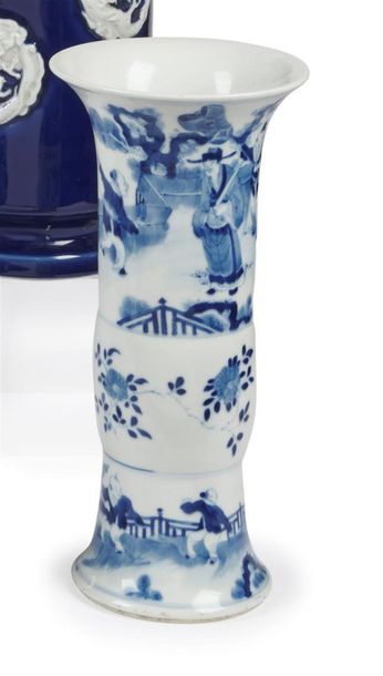 null Chine
Vase de forme rouleau en porcelaine à décor en bleu sous couverte de Chinois...