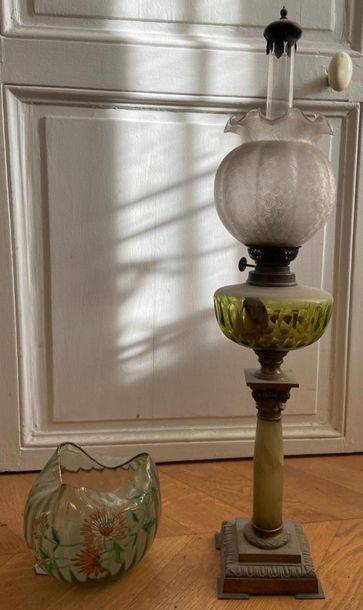 null * LAMPE A PETROLE en pierre dure et bronze doré (haut. 71 cm), et un vase en...