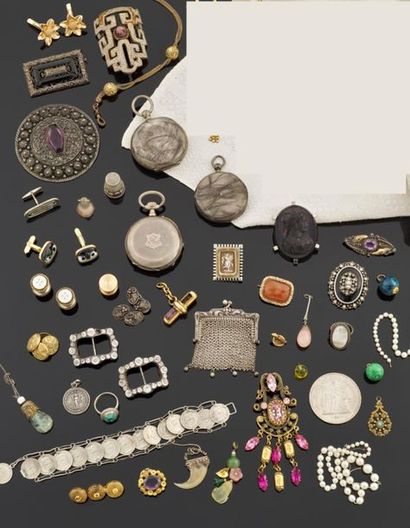null Ensemble de bijoux en métal comprenant : colliers, montres de poche, bagues,...