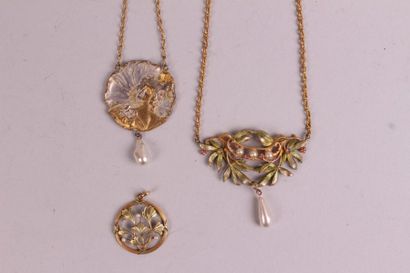 null Ensemble de bijoux en métal doré à décor de feuillages comprenant : colliers,...