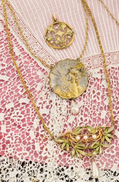 null Ensemble de bijoux en métal doré à décor de feuillages comprenant : colliers,...