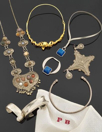 null Ensemble de bijoux en métal comprenant : colliers, bracelets et pendentif. (Accidents...