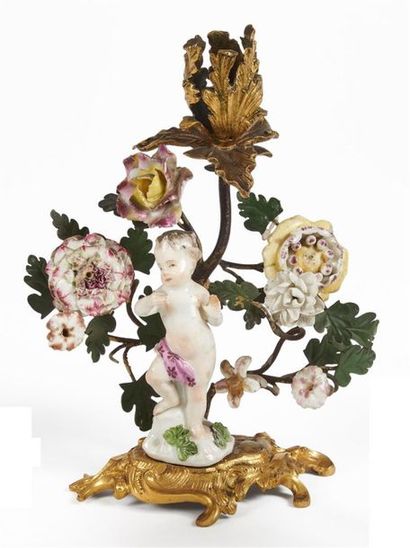 null Flambeau en porcelaine de Meissen du XVIIIème siècle figurant un amour à monture...