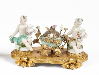 null Encrier en porcelaine de Meissen du XVIIIe siècle à monture de bronze doré à...