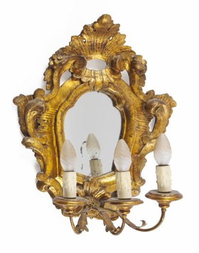 null Miroir porte lumière en bois doré à un bras en métal doré et décor de feuillages...