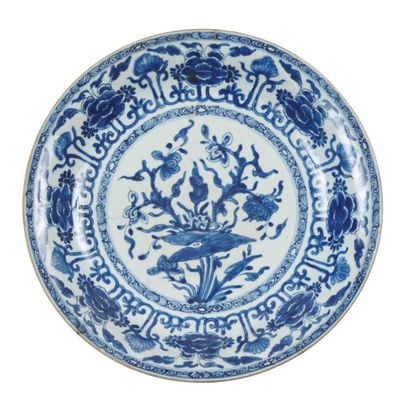 null Chine
Coupe circulaire en porcelaine à décor en bleu sous couverte de lotus...
