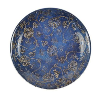 null Chine
Coupe circulaire en porcelaine à décor en or sur fond bleu poudré de fleurs...
