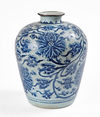 null Chine
Potiche en porcelaine à décor en bleu sous couverte de fleurs de lotus...