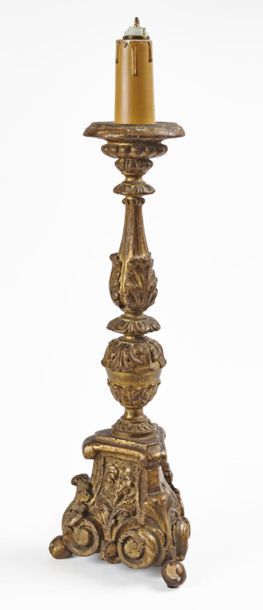 null Pique-cierge en bois doré à décor de feuillages et volutes.
XVIIIème siècle...
