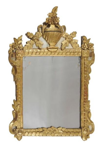null Miroir en bois peint et doré à décor de vase et feuillages.
Fin du XVIIIème...