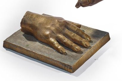 null Louis MOLINARI (Né en 1932)
La main posée
Épreuve en bronze à patine dorée,...