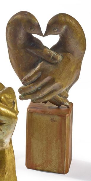 null GAROUV (?)
Les mains la Paix
Épreuve en bronze doré et patiné, signée.
H. 40...