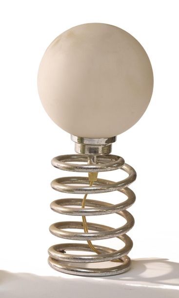 null Ingo MAURER (dans le goût de)
Lampe ressort en acier et globe en verre opalin
(oxydations).
H....