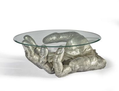 null TRAVAIL CONTEMPORAIN
Main ouverte en bronze argenté formant table basse avec...