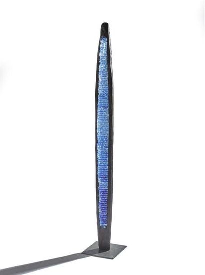 null GRUECH (XXe)
Totem en lamelles de verre bleu superposées.
Signé.
H. 131 cm