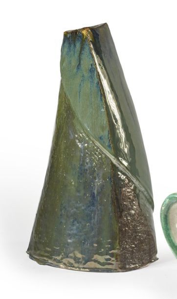 null TRAVAIL CONTEMPORAIN
Vase en grès émaillé lustré à corps pyramidal.
H. 37 cm...