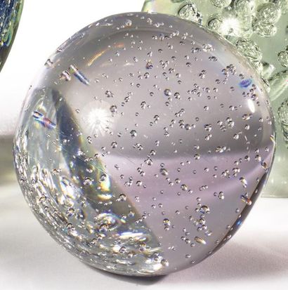 TRAVAIL CONTEMPORAIN
Sphère en verre blanc...