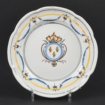 null Roanne

Assiette à bord contourné en faïence à décor polychrome au centre des...