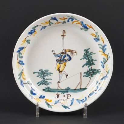 null Roanne

Assiette en faïence à décor polychrome au centre d'un homme en équilibre...