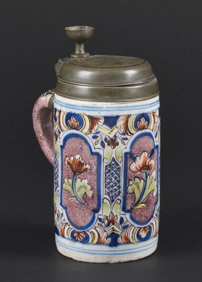 null Thuringe

Chope cylindrique en faïence à décor polychrome de fleurs dans des...