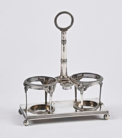 null Oil and vinegar maker's frame in 950 thousandths silver, resting on a rectangular...