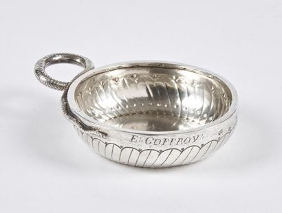 null Tasse à vin en argent à décor de godrons et frises de points. L'anse serpentiforme....