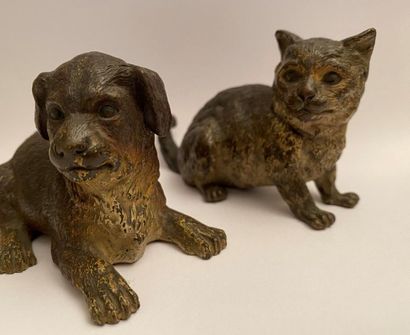 null Chien et Chat assis 
Deux sujets bronze avec traces de polychromie dans le goût...