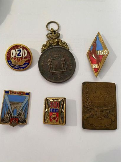 null Lot de médailles en bronze et insignes militaires modernes. 