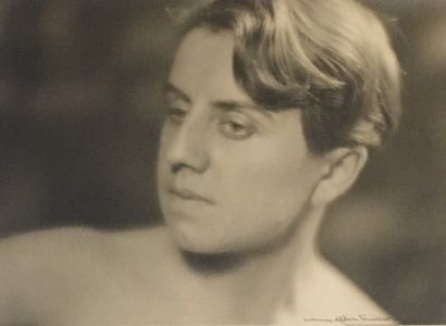 null Laure ALBIN-GUILLOT (1879-1962)
Portrait, 1928
Photographie d'époque sur papier,...