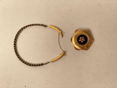 null Lot en or jaune 750 millièmes comprenant un bracelet et une broche. (Accidents...