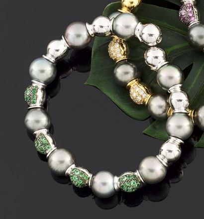 null Bracelet rigide ouvrant en or gris 750 millièmes orné de perles de culture grises...