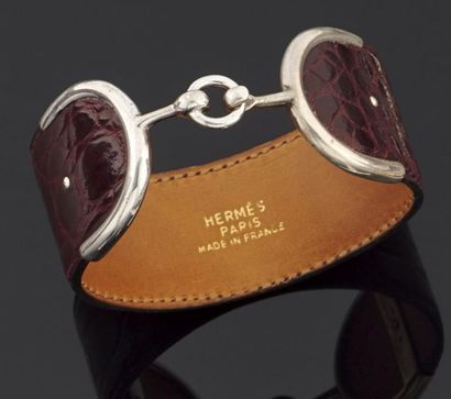 HERMES
Bracelet rigide en cuir bordeaux,...