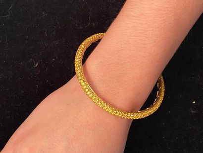 null Bracelet jonc rigide en or jaune 750 millièmes entièrement pavé de saphirs jaunes...