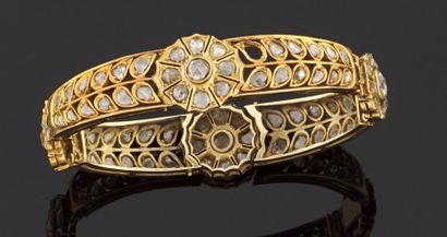 null Bracelet rigide et articulé ouvrant en or jaune 585 millièmes à décor de fleurettes,...