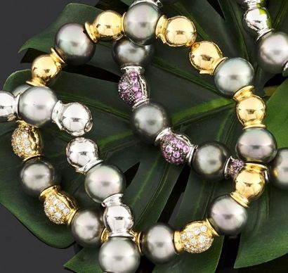 null Bracelet rigide ouvrant en or jaune 750 millièmes orné de perles de culture...