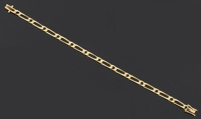 null Bracelet articulé en or jaune 750 millièmes, les maillons ajourés de forme ovale.
Longueur...