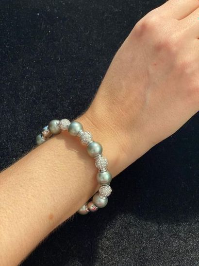 null Bracelet rigide ouvrant en or gris 750 millièmes orné de perles de culture grises...