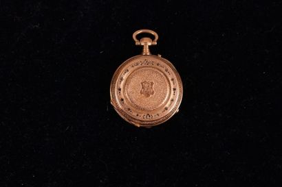 null Montre de col à remontoir au pendant en or jaune 750 millièmes guilloché, le...