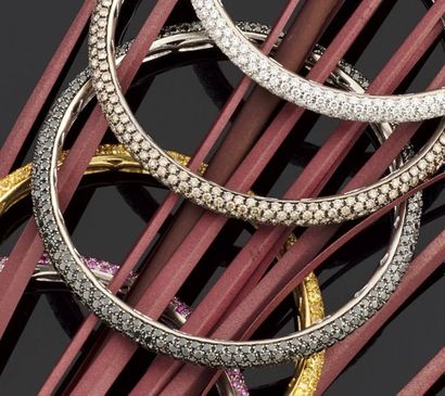 null Bracelet jonc rigide en or gris 750 millièmes, entièrement pavé de diamants...